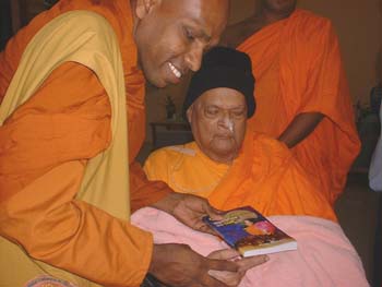 Gave the credential book to K sri Dhammananada nayaka thero in his temple in 07.06.2006..jpg